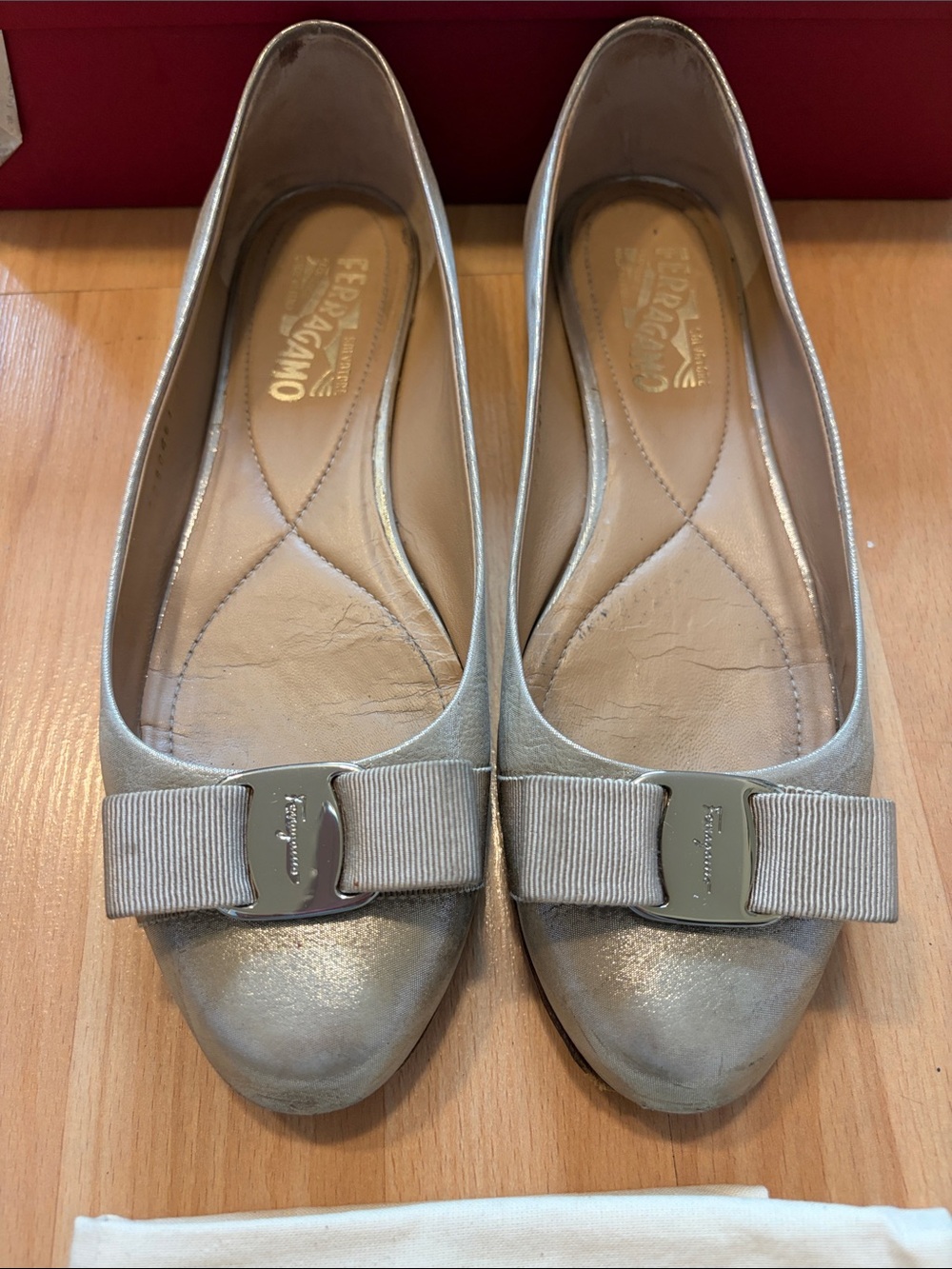 Salvatore Ferragamo Metallic Silver Leather Vara Bow Flats - Picture 2 of 8